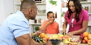 健康生活方式非裔美国家庭新鲜水果沙拉