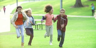 孩子们用慢动作跑向摄像机