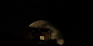 满月时光流逝，神秘的房子背后，移动的云