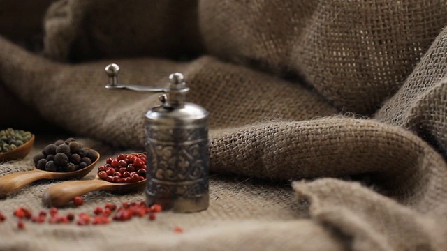 胡椒粉混合香料小勺放在麻袋布上