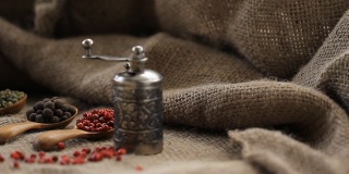 胡椒粉混合香料小勺放在麻袋布上