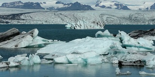 冰岛Jokulsarlon冰川泻湖中的漂浮冰山