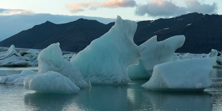 漂浮在Fjallsarlon冰川泻湖中的冰山