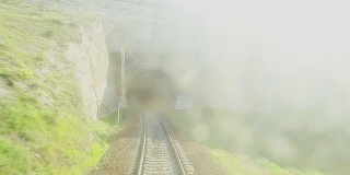 铁路在车厢窗口隧道的尽头