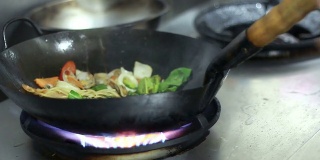 炒菜，在餐厅厨房的火焰风格。