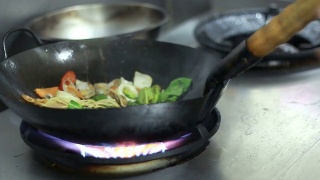 炒菜，在餐厅厨房的火焰风格。视频素材模板下载