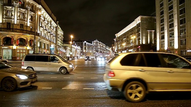 车辆在莫斯科市中心(靠近克里姆林宫的特维斯卡亚街)，俄罗斯