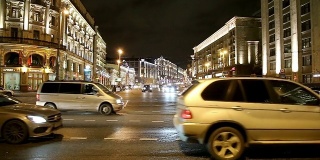 车辆在莫斯科市中心(靠近克里姆林宫的特维斯卡亚街)，俄罗斯