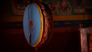 尼泊尔Mustang地区一座佛教寺庙内的鼓视频素材模板下载