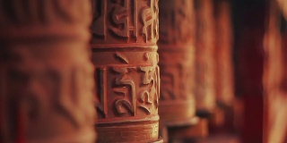 在尼泊尔穆斯坦马法的宁马寺转动转经轮