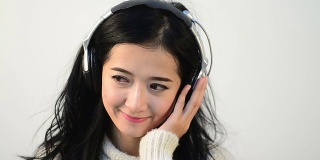 亚洲女子青少年列出爱情音乐。