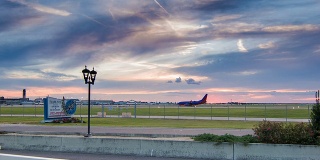 日落时分，充满活力的新奥尔良机场天空