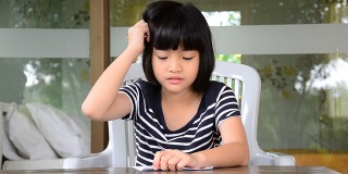 小女孩在做家庭作业。