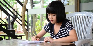 小女孩在做家庭作业。