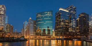 芝加哥市中心日落时间与河上的船只