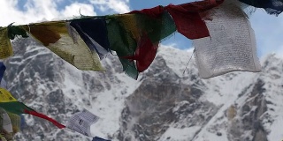 以喜马拉雅山脉为背景，在风中飘扬的经幡