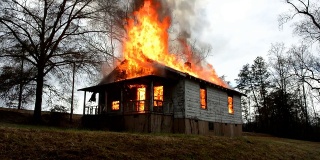 房子着火了