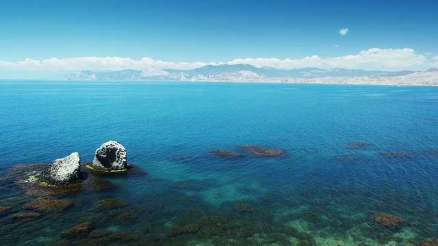 美丽的景观与岩石在透明的蓝色海洋