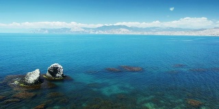 美丽的景观与岩石在透明的蓝色海洋