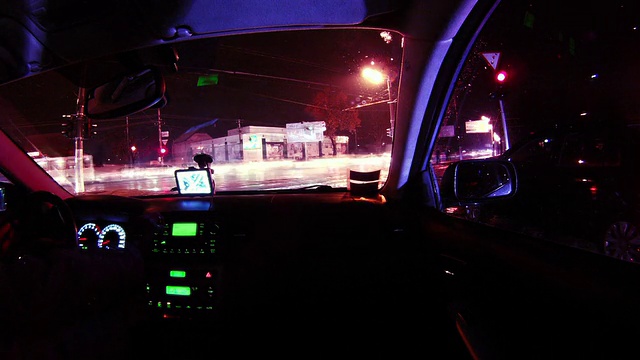 驾驶在夜间城市时光流逝的视角从汽车舱。全高清。