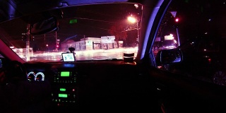 驾驶在夜间城市时光流逝的视角从汽车舱。全高清。