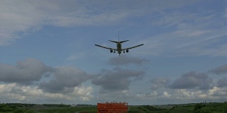 飞机在蓝天降落的后视图。