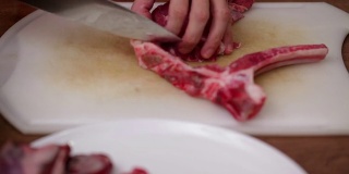 肉类准备-厨师从t骨牛排中剔骨