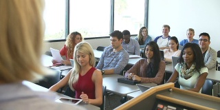 大学生在课堂上使用数字平板电脑和笔记本电脑