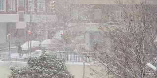 雪花飘落在公寓楼前面