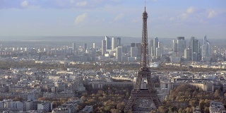 法国巴黎——2014年11月20日:埃菲尔铁塔的空中拍摄。从左到右平移。白天