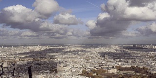法国巴黎- 2014年11月20日:广角介绍拍摄的巴黎城市与巴黎圣母院和几个纪念碑。白天