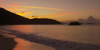 日落的慢动作视频，桂皮湾海滩，圣约翰，USVI