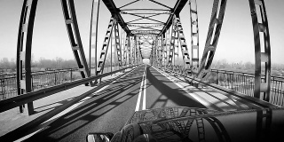 车顶摄像头:钢桥上的汽车