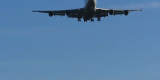 一架大型喷气式飞机接近着陆的慢动作视图。