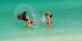 女子在加勒比海撩头发的视频