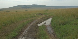 驾车行驶在非洲的土路上