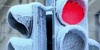 在霜冻的冬日，红绿灯上覆盖着一层霜。