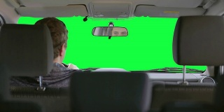 一个人在绿色背景下开车