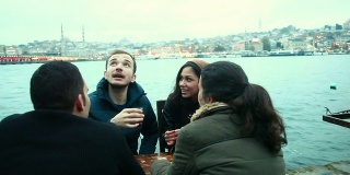 一群土耳其朋友在喝传统茶