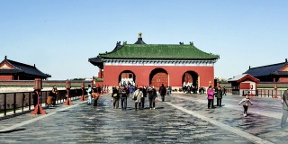 中国北京，2014年11月1日:从左到右，中国北京，天坛的祈年殿和它的大门