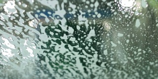 洗车时挡风玻璃上的泡沫