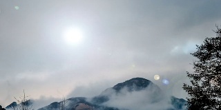 中国湖北省大别山的神奇云