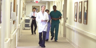 医院走廊上的医护人员