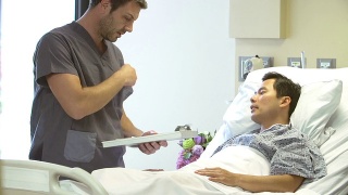 护士在病房里与男病人谈话视频素材模板下载