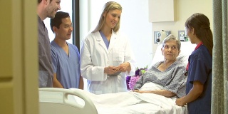 医疗队与医院女老年病人谈话