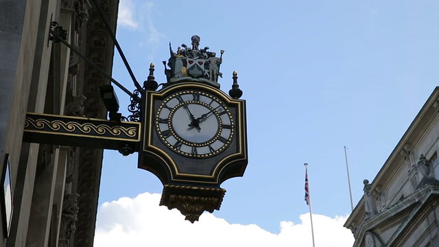 伦敦银行车站附近的古老时钟和建筑