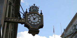 伦敦银行车站附近的古老时钟和建筑
