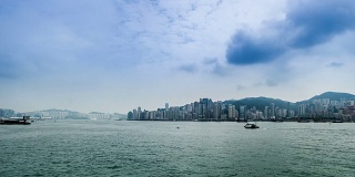 中国香港——2014年11月12日:船只在中国香港维多利亚湾自由航行