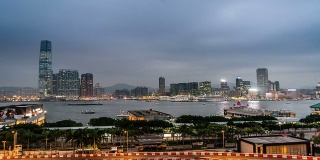 中国香港，2014年11月12日:中国香港，维多利亚湾海港附近的交通和建筑的夜景