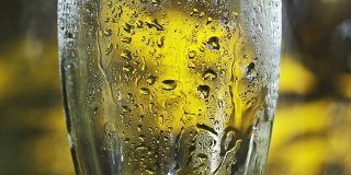 用来喝啤酒的冷玻璃杯。将啤酒倒入玻璃杯之前。